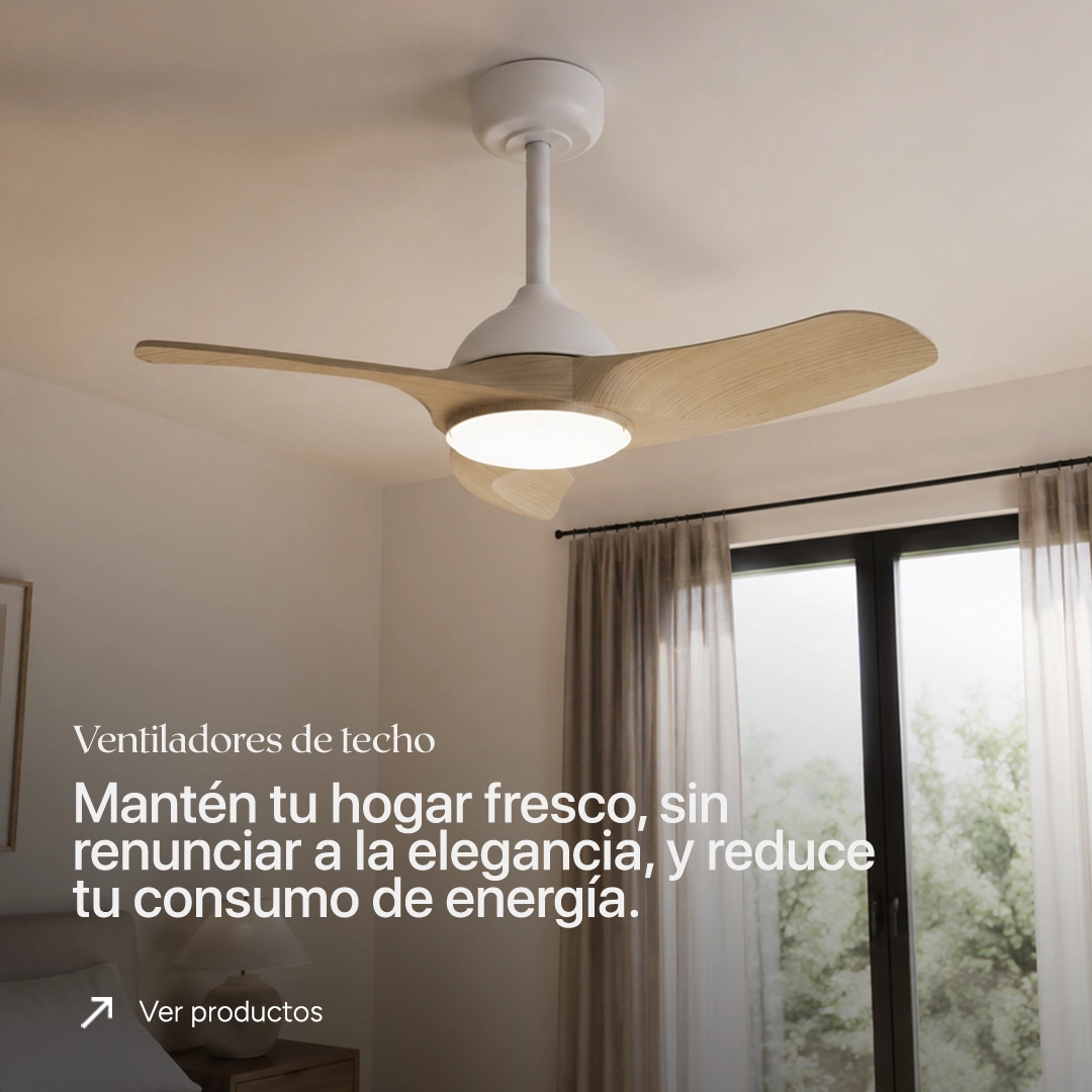 Ventilador de techo moderno con aspas de madera clara e iluminación LED en dormitorio de estilo contemporáneo.